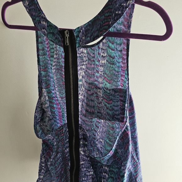 Open Back Zippered Tank - Picture 4 of 6